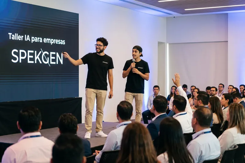 Capacitación de IA para empresas impartida por SPEKGEN en una conferencia